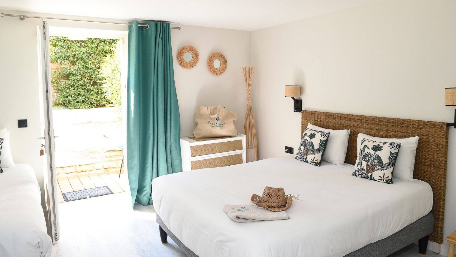 chambre triple avec jardin hotel saint palais sur mer